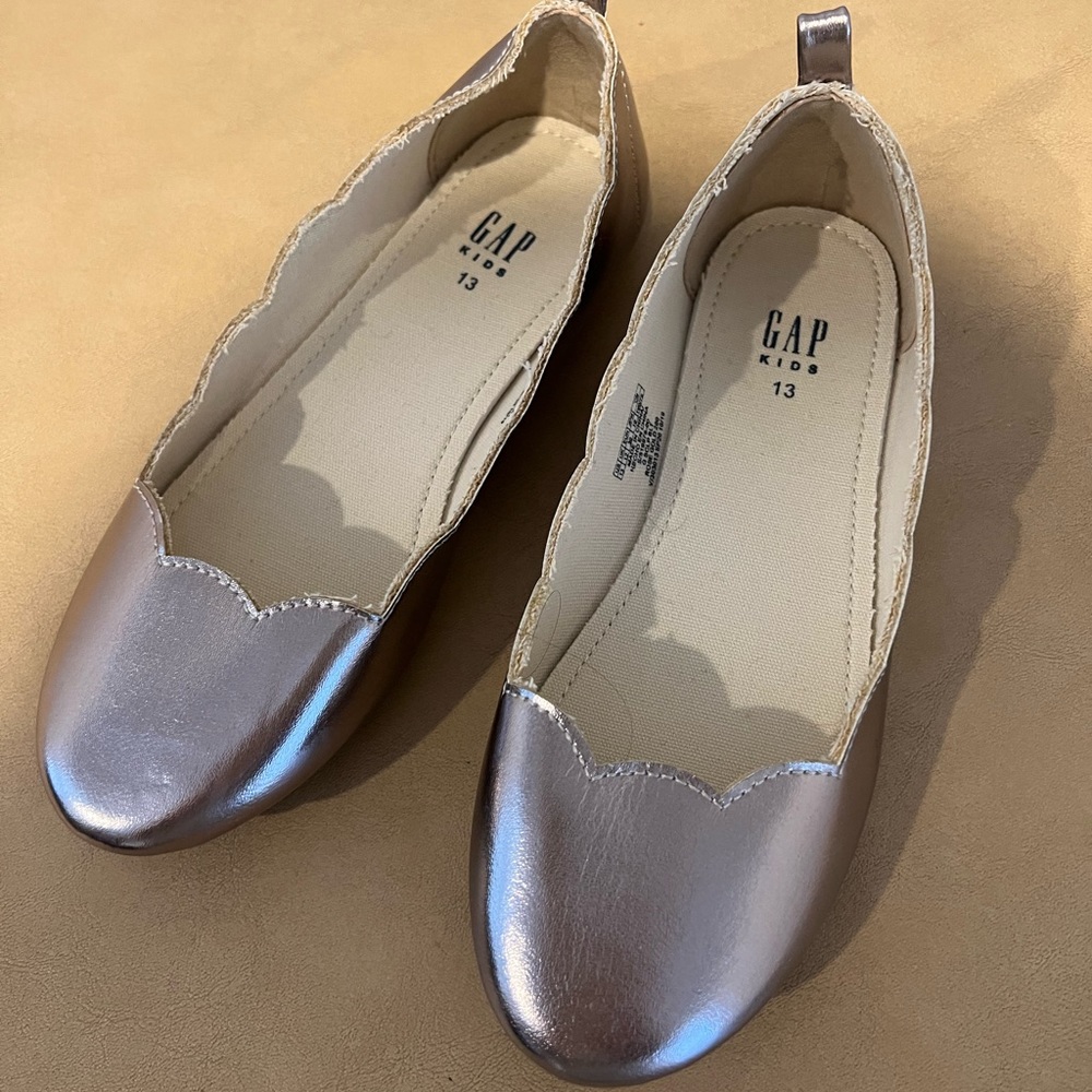 NEW Gap gold flats for girls size 13.